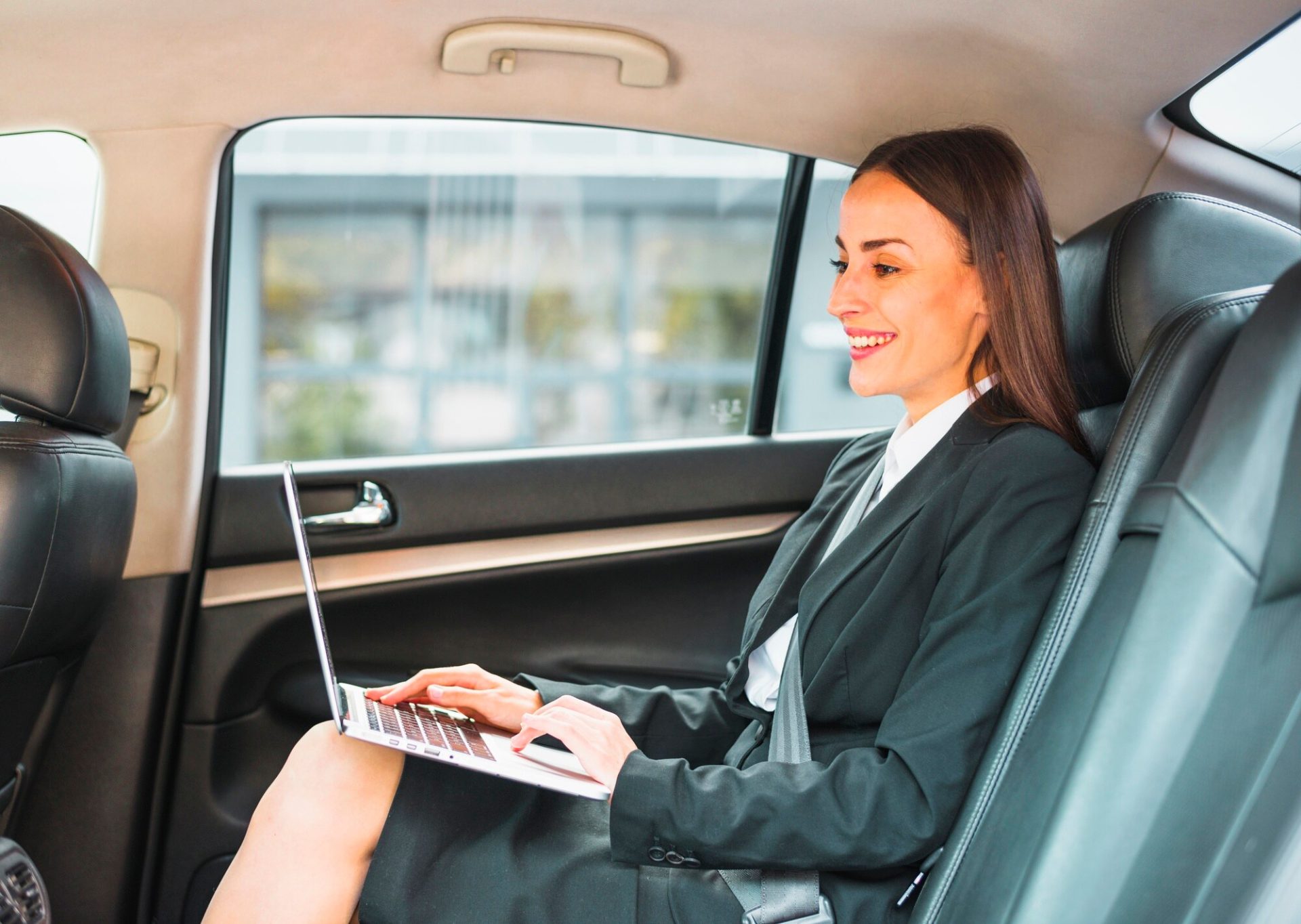 Gatwick to Luton airport transfer — Luxelimo chauffeur service London