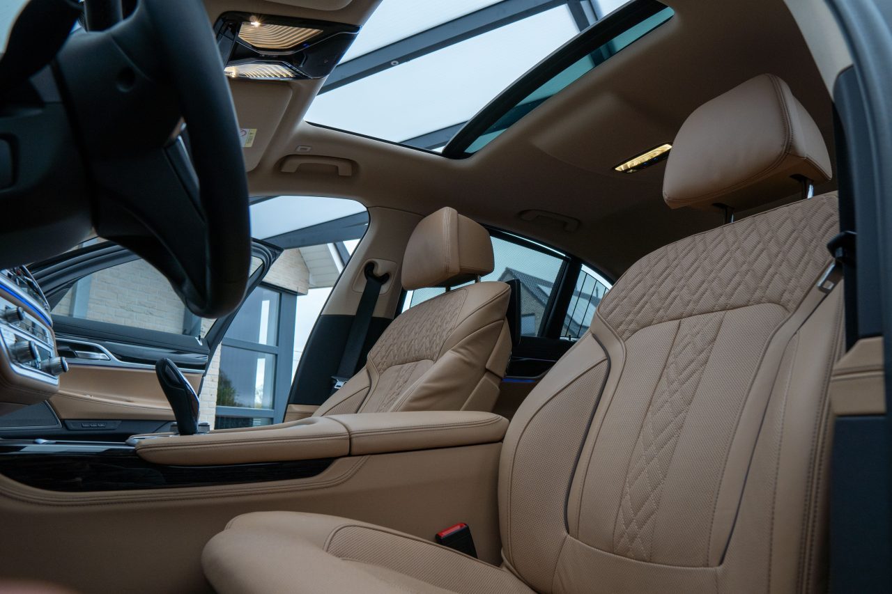 Chauffeur-driven BMW i7 electric in London — Luxelimo luxury car