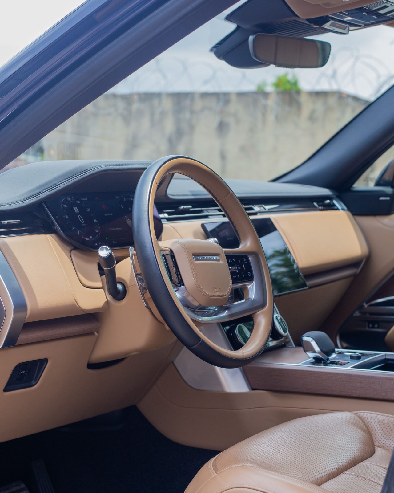 Chauffeur-driven Range Rover Velar in London — Luxelimo SUV