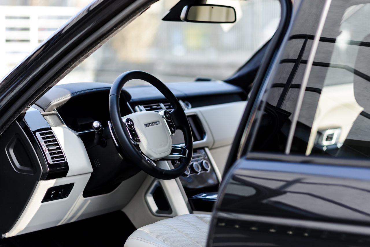 Chauffeur-driven Range Rover Vogue in London — Luxelimo prestige SUV