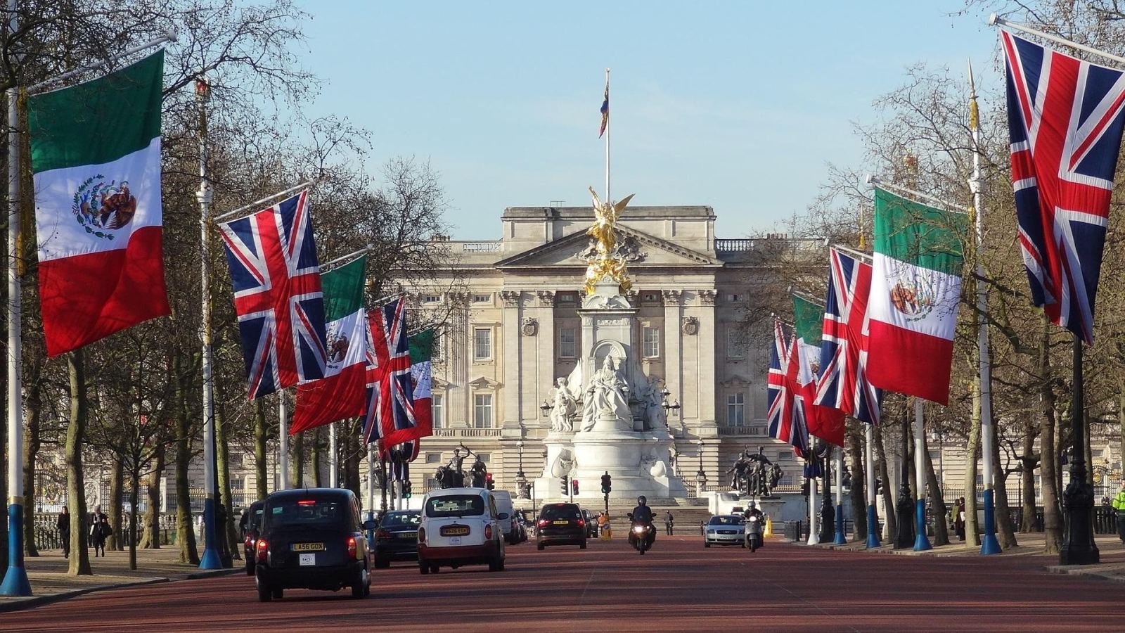 Buckingham Palace chauffeur service London — Luxelimo chauffeur-driven luxury car near Buckingham Palace