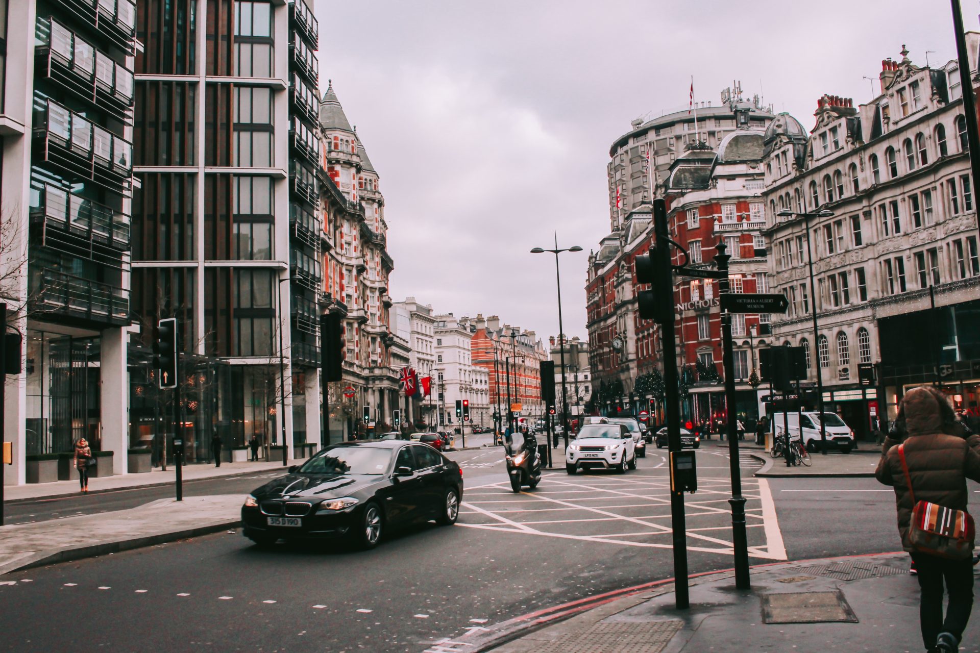 Hyde Park chauffeur service London — Luxelimo chauffeur-driven luxury car by Hyde Park
