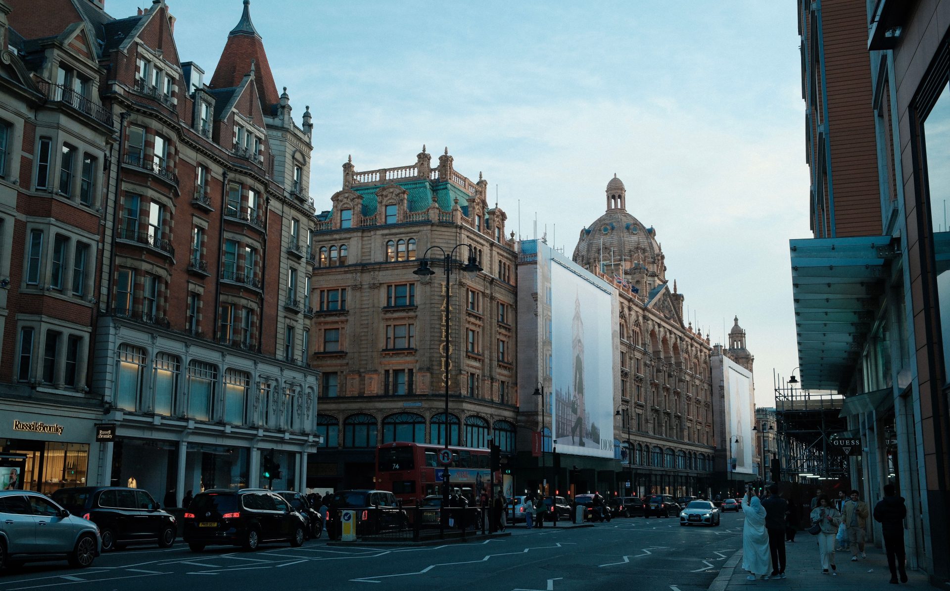 Knightsbridge chauffeur service London — Luxelimo chauffeur-driven luxury car in Knightsbridge