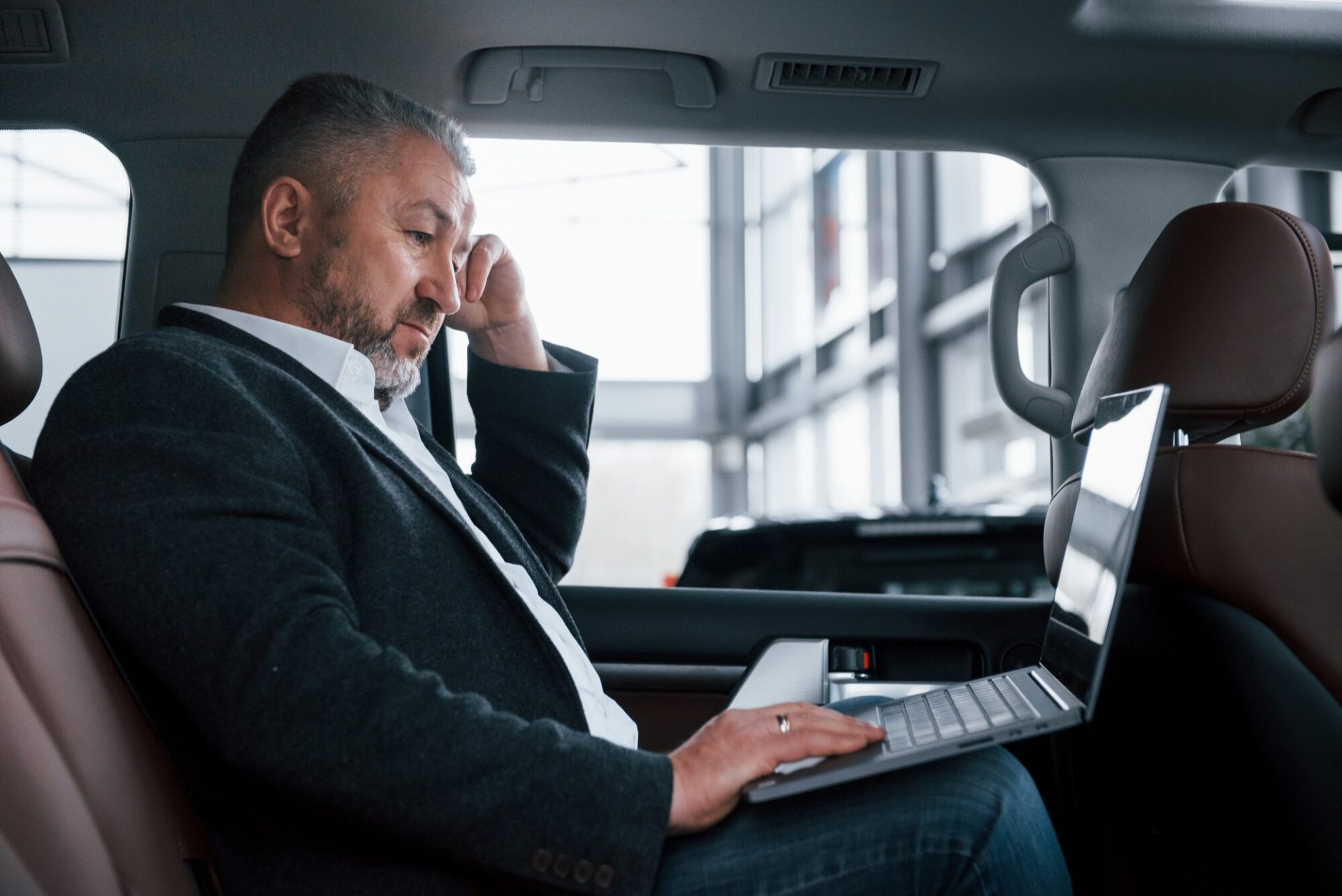 Luxelimo business meeting chauffeur service London — executive car hire for corporate appointments