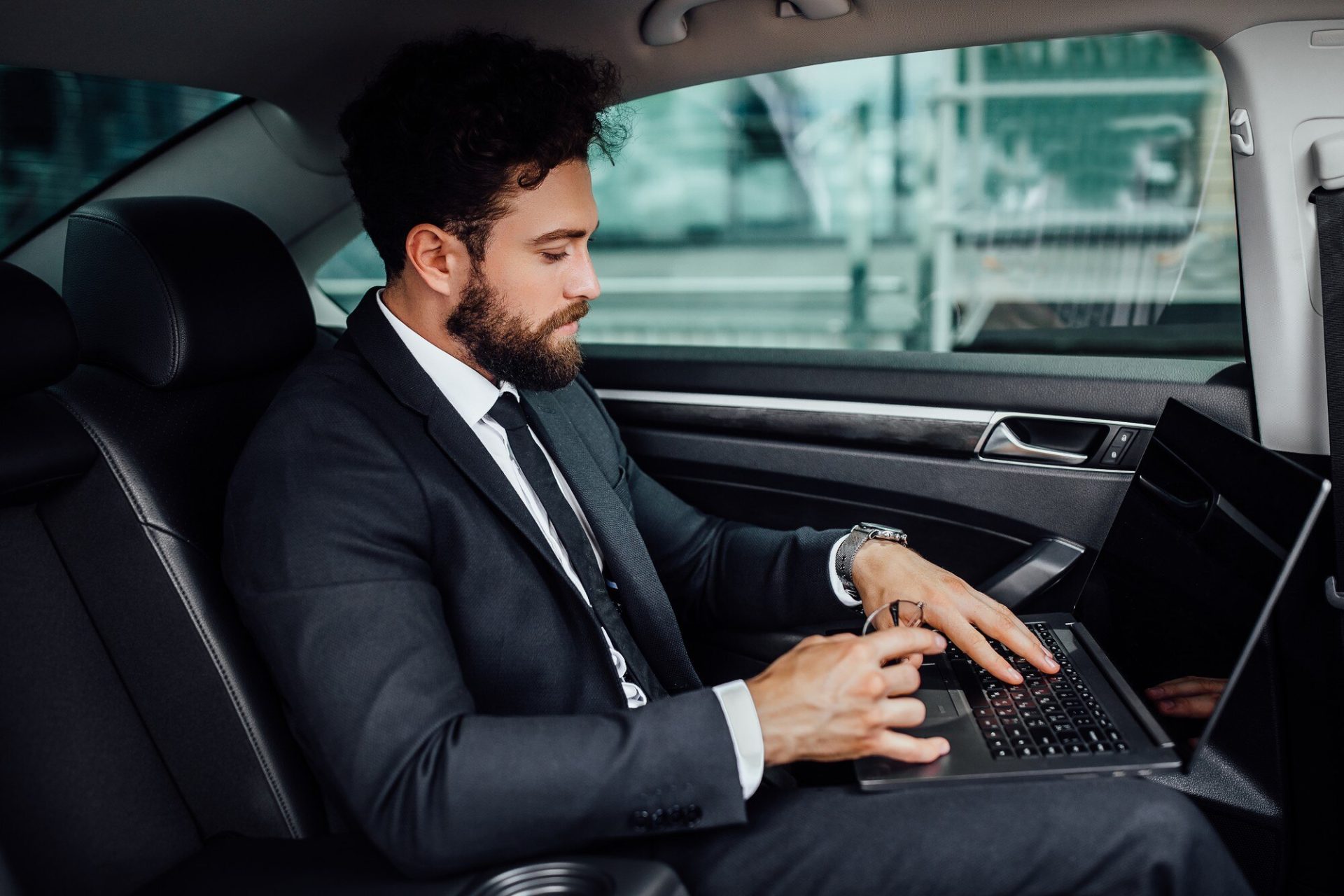Luxelimo executive chauffeur service London — professional corporate travel